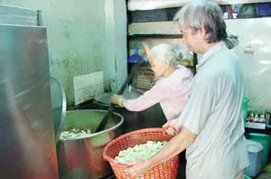 Bữa ăn từ thiện ở bệnh viện - Chan chứa tình người