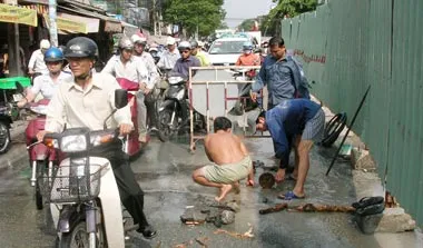 Thi công vỡ ống nước trên đường Lê Văn Sỹ, quận 3 (ảnh chụp lúc 8 giờ sáng nay). Ảnh: Hồ Thu