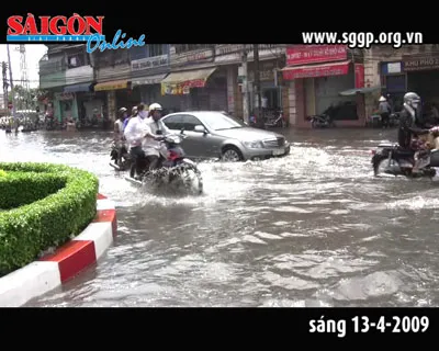 Mưa lớn ở TPHCM: Nước ngập nhà dân, giao thông ách tắc ảnh 5