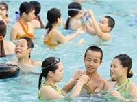 Many people go to swiming pool in a bid cool down