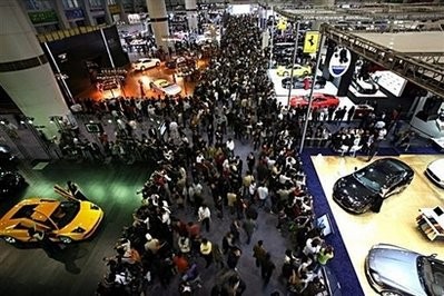 Visitors pour into the Guangzhou International Auto Show to admire the various models on display in 2008.