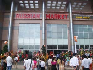 Foreigners and locals flocked to the Russian Market on April 28, the day it moved from Saigon Square to Central Garden apartment, both in HCMC’s District 1. (Photo: Khonsavanh)