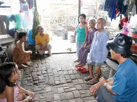 Bốn thế hệ “lùn” đã trải qua nơi căn nhà ọp ẹp này.