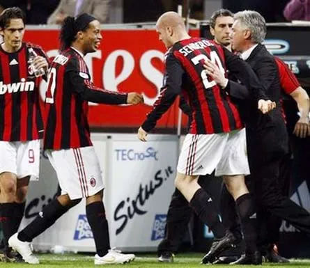Niềm vui của các cầu thủ và ban huấn luyện AC Milan sau bàn thắng của Senderos. Ảnh: AP.