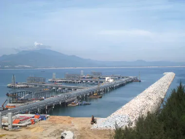 Đê chắn sóng ở Nhà máy lọc dầu Dung Quất. Ảnh : A.N.