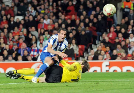 Tiền vệ Mariano Gonzalez (trái) tung cú dứt điểm hạ Van der Sar quân bình tỷ số 2 - 2 cho Porto. Ảnh: AFP.