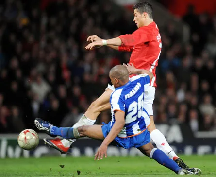 Ronaldo luôn bị các hậu vệ Porto "chăm sóc" rất kỹ.