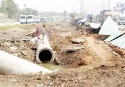 Thi công thiếu an toàn trên xa lộ Hà Nội