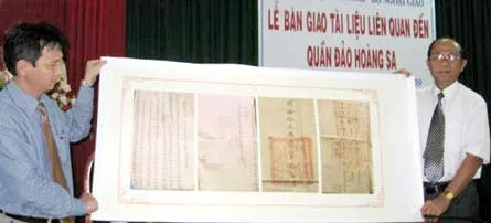 Chuyển giao tư liệu quý về quần đảo Hoàng Sa cho Bộ Ngoại giao