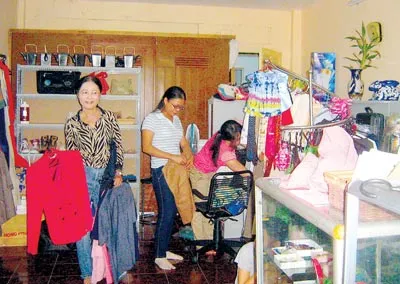 Trong cửa hàng giảm giá của hội quán.