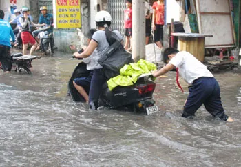 Mưa lớn ở TPHCM: Nước ngập nhà dân, giao thông ách tắc