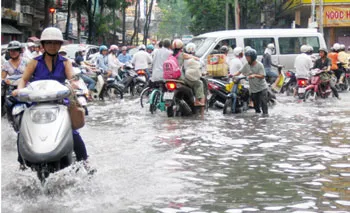 Nước ngập trên đường Trần Hưng Đạo Q1