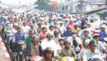 Cầu Chánh Hưng, Q8 kẹt xe nối dài (ảnh chụp lúc 7g50 ngày 13-4)