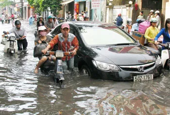 Đường Phạm Phú Thứ quận Tân Bình TPHCM đến 11g trưa 13-4, nước vẫn còn ngập sâu. Ảnh: Song Pha