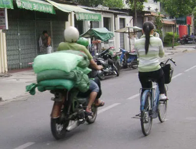 Xe “trời ơi” vận chuyển gas, nước đá: Cớ sao CSGT không thấy?