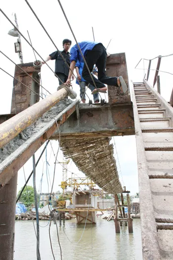 Về vụ tuột cáp treo cầu tạm Trà Ôn, Trưởng phòng An toàn lao động Công ty cổ phần Cầu 12: Như xe đang chạy bị nổ bánh