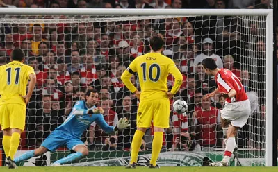 Robin van Persie ghi bàn thắng thứ 3 từ chấm 11m