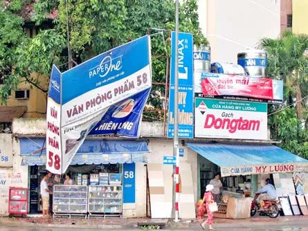 Mưa, gió lớn tại TPHCM làm ngã nhiều bảng quảng cáo, tường rào, cây xanh
