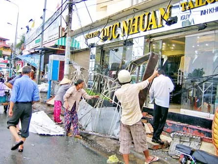 Bảng hiệu nhà may Đức Nhuận (vòng xoay Điện Biên Phủ - Nguyễn Bỉnh Khiêm) ngã sập lúc 15 giờ ngày 16-4.