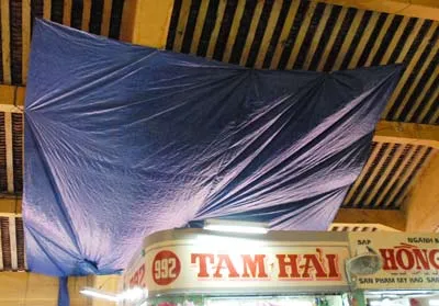 Chợ ở TPHCM: Mưa rơi rơi trong... nhà lồng!