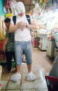 Chợ ở TPHCM: Mưa rơi rơi trong... nhà lồng! ảnh 2