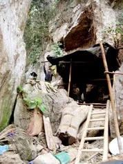 Lán trại được dựng công khai để khai thác vàng.