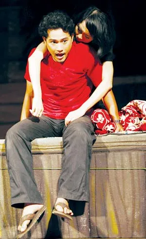 Hãy cho biết hai nghệ sĩ trong ảnh này tên gì, tham gia tác phẩm nào?