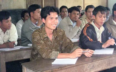 Hồ Văn Tôi (người ngồi ở hàng đầu tiên, từ bên trái qua) đang theo học đại học tại chức chuyên ngành quản lý đất đai tại Trung tâm Giáo dục thường xuyên huyện