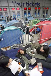 Người hâm mộ đem lều bạt tới ngủ trước sân vận động O2 ở London ngày 12-3, chờ mua vé xem Michael Jackson biểu diễn