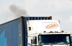 Xe container xả khói ra môi trường trên xa lộ Hà Nội. Ảnh: ĐỨC TRÍ
