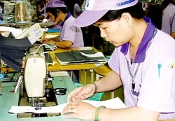 Công nhân Việt Nam tại một cơ sở sản xuất ở Đài Loan (Trung Quốc). Ảnh: KHÁNH BÌNH