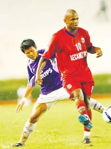 B.Bình Dương - PEA FC (Thái Lan): Đôi bên cùng “máu”