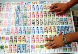 In tiền làm đồ chơi là phạm pháp