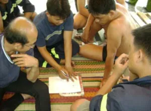 Đội cứu hộ - Sở Cảnh sát PCCC TPHCM - đang bàn bạc phương án lặn mò xác nạn nhân một vụ chìm tàu trên sông Sài Gòn