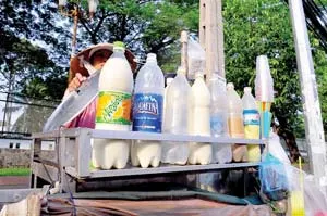 Sữa đậu nành bán dạo đường phố - Chất lượng: giật mình!