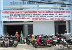 Bãi giữ xe thu hẹp cổng vào