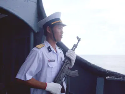 Bộ đội Trường Sa luôn chắc tay súng bảo vệ chủ quyền thiêng liêng của Tổ Quốc Một góc đảo Song Tử Tây nhìn từ ngọn hải đăng Chủ tịch UBND TPHCM Lê Hoàng Quân trò chuyện thân mật với chiến sĩ trên đảo Trường Sa Lớn Đoàn đại biểu TPHCM thăm vườn rau bộ đội trên đảo Sơn Ca Lớp học trên đảo Trường Sa Lớn Bộ đội tăng gia sản xuất Mỗi hộ dân sinh sống trên đảo Trường Sa Lớn đều có vườn rau xanh Hoàng Hoa