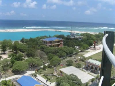 Một góc đảo Song Tử Tây nhìn từ ngọn hải đăng Chủ tịch UBND TPHCM Lê Hoàng Quân trò chuyện thân mật với chiến sĩ trên đảo Trường Sa Lớn Đoàn đại biểu TPHCM thăm vườn rau bộ đội trên đảo Sơn Ca Lớp học trên đảo Trường Sa Lớn Bộ đội tăng gia sản xuất Mỗi hộ dân sinh sống trên đảo Trường Sa Lớn đều có vườn rau xanh Hoàng Hoa