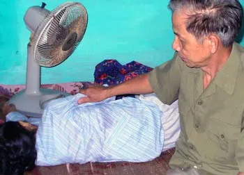Ông Thủy đang chăm sóc người vợ trong những ngày đau ốm cuối đời