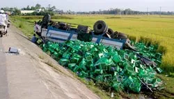 Sáng nay, Quảng Nam: Tài xế ngủ gật, xe lao xuống ruộng