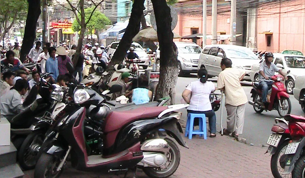 Thu phí sử dụng vỉa hè: Coi chừng “đục nước béo cò”