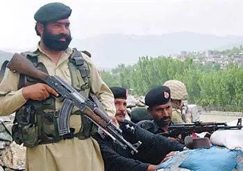 Quân đội Pakistan tấn công Taliban