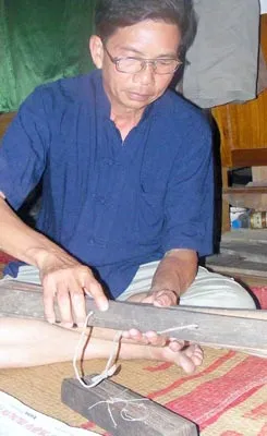 Băng rừng tìm chữ cổ trên… lá cây