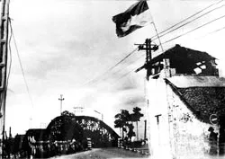 Cờ giải phóng tung bay trên cầu Rạch Chiếc sáng 30-4-1975.