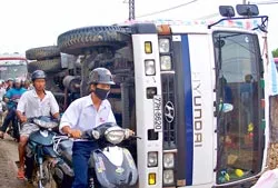 Xe chở khách lật trên đèo Ngang , 4 người chết, 24 người bị thương