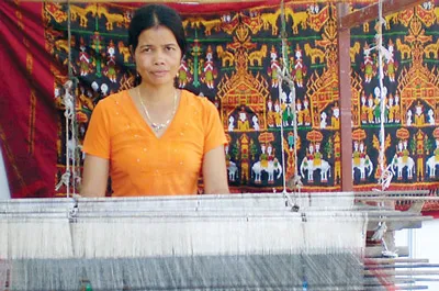 Nghệ nhân Néang Sà Mon trên khung dệt