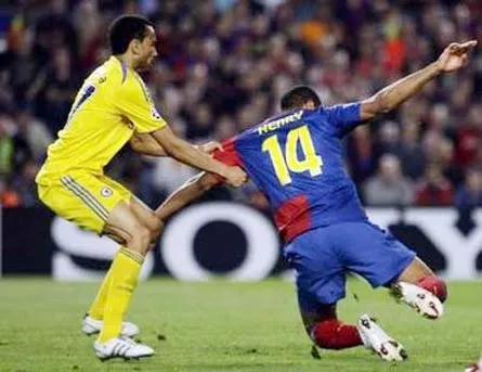 Thierry Henry bị Bosingwa kéo ngã trong vòng cấm nhưng Barca không được hưởng quả penalty. Ảnh: AP.