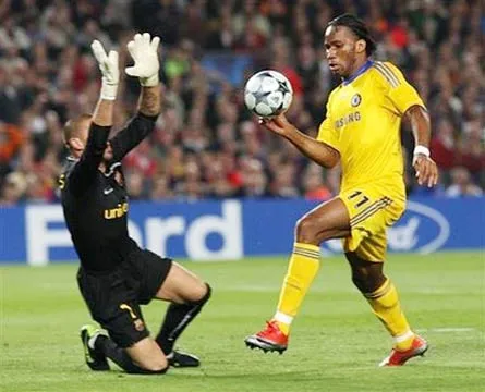 Tiền đạo Drogba suýt mở tỷ số cho Chelsea trong pha đối mặt với thủ môn Valdes. Ảnh: Reuters.