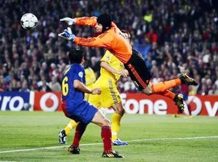 Thủ môn Petr Cech bắt bóng trước sự uy hiếp của Xavi Hernandez. Ảnh: AP.