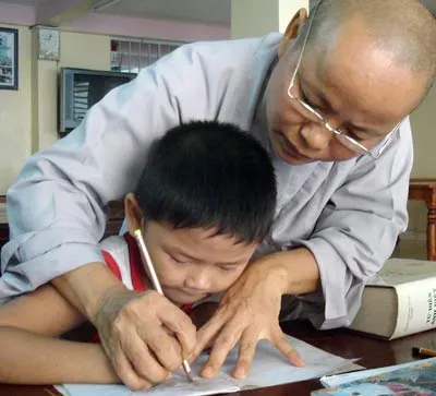 Bài 1: Thoát tục nhưng không dứt “nợ đời”